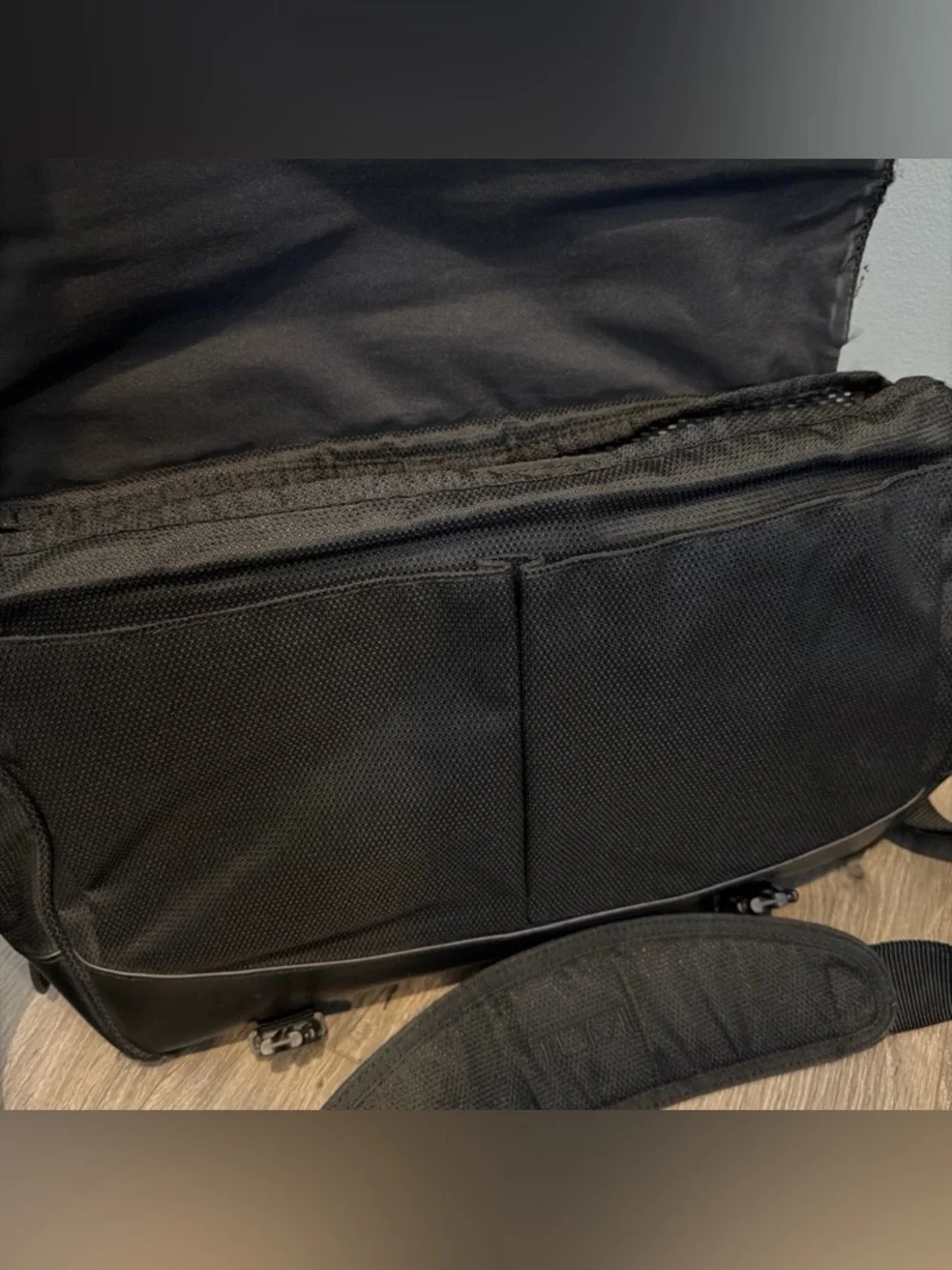Tumi T2 Tech Bag Black Ballistic‎ Expandable Messenger Laptop Bag Satchel Travel